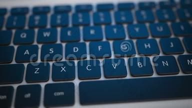 现代笔记本电脑的<strong>键盘</strong>，蓝色屏幕反射。 平稳地飞越<strong>键盘</strong>。 带有照相机的动画